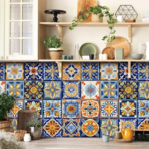 Detailansicht marokkanischer Fliesenaufkleber mit lebendigen blauen und orangen geometrischen Mustern.
