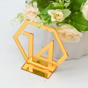 Goldener Acryl Tischnummer Schild 14 Spiegel Hochzeitsdeko Blumen Hintergrund Detailansicht