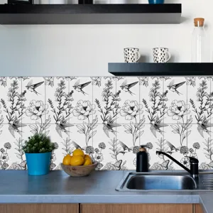 Primo piano degli adesivi per piastrelle botanici in bianco e nero in una cucina moderna.