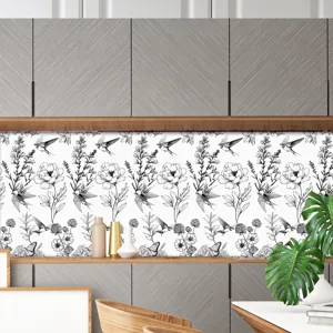 Primo piano dettagliato di adesivo per piastrelle floreali in bianco e nero in cucina moderna.