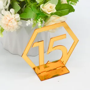 Detailansicht des goldenen Acryl-Tischnummernschilds Nummer 15 mit Basis, elegante Hochzeitsdeko.