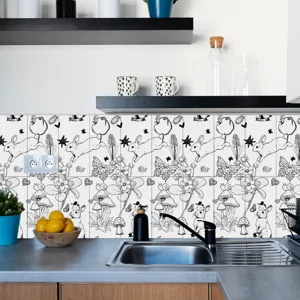 Dettaglio ravvicinato di adesivi per piastrelle in bianco e nero disegnati a mano per cucina.