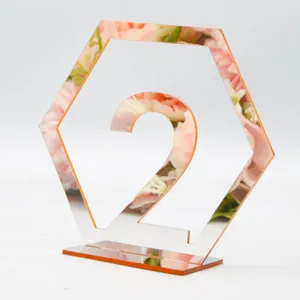 Sechseckige Acryl Hochzeit Tischnummer zwei Detailansicht, klarer Spiegeleffekt mit Basis.