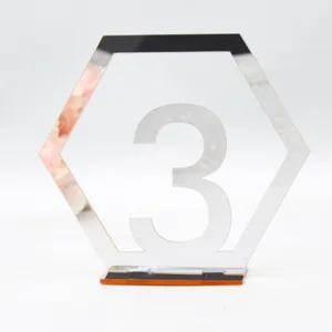 Sechseckige verspiegelte Acryl Tischnummer 3 Schild mit Sockel für Hochzeitsfeier Deko Detail