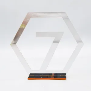 Detailansicht des Acryl Tischnummern Schildes, modernes Spiegel Silber geometrisches Dekor.