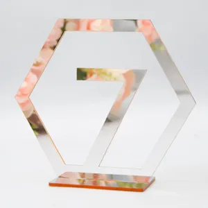 Acryl Sechseck Tischnummer 7 Detailansicht, moderne Hochzeitsdeko Schild Spiegelflaeche.