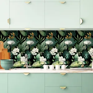 Dettaglio adesivo murale botanico impermeabile per paraschizzi cucina, piastrelle floreali nere.