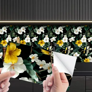 Vista dettagliata di adesivo per piastrelle floreale francese per decorare pareti cucina.