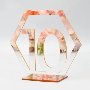 Sechseckiges Acryl-Tischkartenschild mit spiegelndem Finish und Nummer 10 für Hochzeiten.