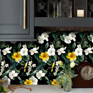 Dettaglio ravvicinato che mostra l'adesivo murale floreale tropicale in una cucina moderna.