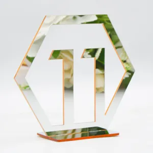 Nahaufnahme im Detail des hexagonalen Acryl-Spiegel-Tischkartenschildes mit der Nummer 11.