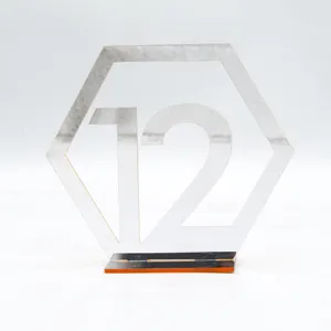 Detailaufnahme des silbernen verspiegelten Acryl-Sechseck-Tischaufstellers mit Nummer 12 und Sockel.