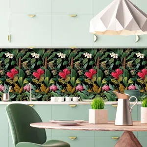 Dettaglio adesivo per piastrelle da cucina con motivo floreale botanico tropicale scuro primo piano.
