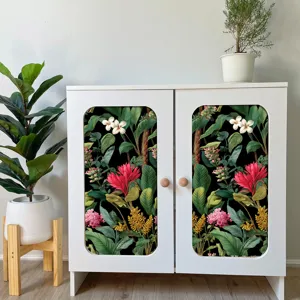 Primo piano dell'adesivo decorativo floreale tropicale per mobili in un ambiente accogliente