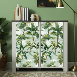 Dettaglio della scena dell'adesivo per mobili con motivo di piante tropicali sull'armadio.