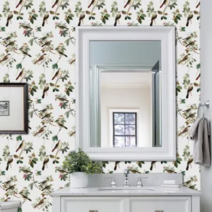 Primo piano dell'adesivo per carta da parati botanica con uccelli vintage nel bagno.