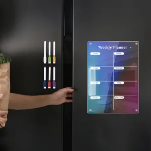 Tableau hebdomadaire magnetique en acrylique pour refrigerateur avec stylos effacables.