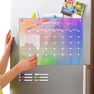 Kleurrijke acryl maandkalender voor de koelkast met uitwisbare stiften en sterke magneten.
