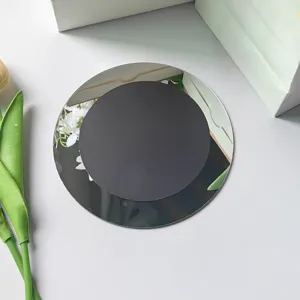 Detalle de espejo magnético redondo de acrílico para taquilla, superficie reflectante.