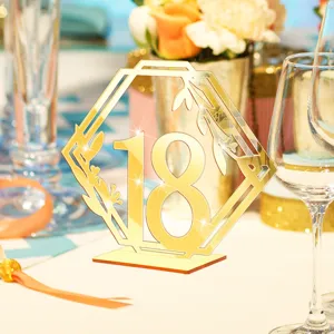 Numéro de table 18 en acrylique doré, décoration de mariage élégante, détail géométrique.