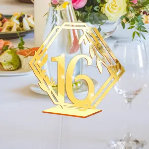Plaque numéro de table acrylique doré 16 vue détaillée pour décoration de table de mariage.