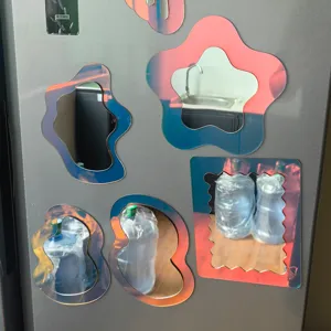 Gros plan sur les détails de miroirs magnétiques irisés irréguliers, effet dégradé vibrant.