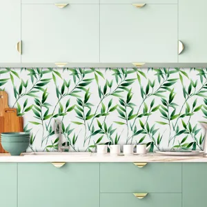 Dettaglio adesivo murale cucina, carta da parati piastrelle motivo foglie verdi decorazione casa.