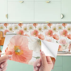 Dettaglio dell'adesivo per piastrelle a motivi floreali per la decorazione della cucina.