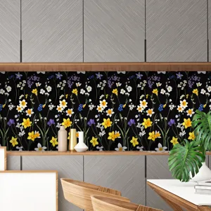 Adesivo per piastrelle da cucina nero con motivo floreale colorato e design elegante.
