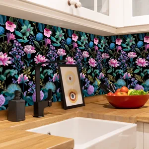 Dettaglio adesivo per piastrelle floreale stile francese mostra effetto decoro cucina sfondo nero.