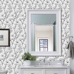 Vista dettagliata di un adesivo murale floreale bianco e nero per la decorazione del bagno.