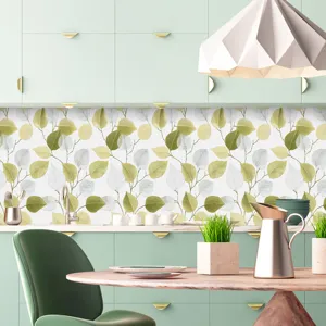Dettaglio cucina con motivo a foglie botaniche adesivo per piastrelle da parete verde menta.