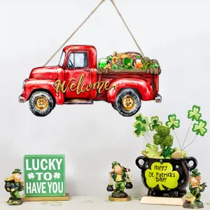 Vista dettagliata insegna appesa camion legno San Patrizio, decoro rustico accessori trifoglio.