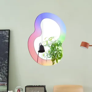 Vue détaillée du miroir mural en acrylique irisé montrant sa forme unique et son bord dégradé.