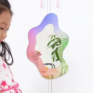 Vue détaillée du miroir mural en acrylique coloré avec dégradé et surface de réflexion claire.
