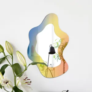 Gros plan d'un miroir mural en acrylique iridescent irrégulier dans un intérieur moderne.