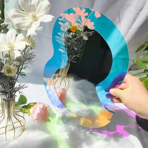 Miroir mural acrylique irrégulier irisé avec effet arc-en-ciel pour la décoration intérieure.