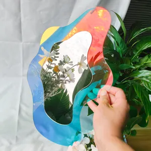 Miroir mural acrylique iridescent irrégulier, vue de détail miroir décoratif.