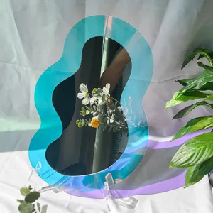 Gros plan du miroir décoratif en acrylique ondulé iridescent avec des reflets colorés.