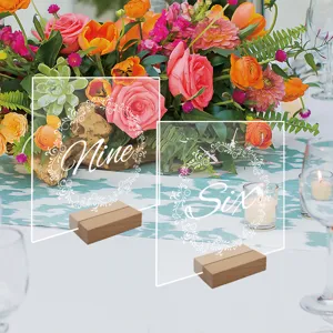 Letrero de numero de mesa de boda de acrilico transparente con base de madera.