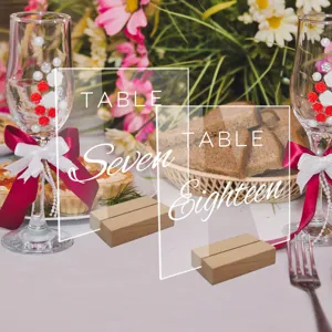Número de mesa de boda de acrílico transparente con base de madera, vista detallada.