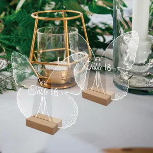 Primer plano del marcador de mesa de mariposa de acrílico transparente con base.