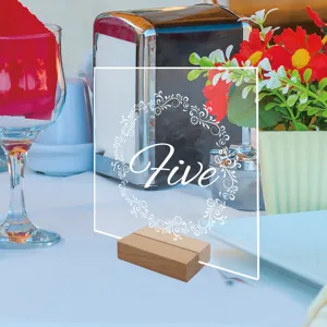 Número de mesa de acrílico transparente con base de madera, ideal para bodas y fiestas.