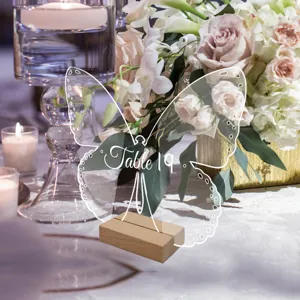 Letrero de numero de mesa de mariposa acrilico transparente con base de madera para boda