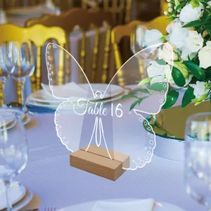Letrero de numero de mesa de mariposa de acrilico transparente con base de madera detalle de boda