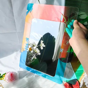 Vue de détail rapprochée du miroir décoratif en acrylique coloré avec un beau dégradé.