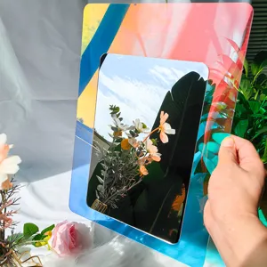 Detail de miroir decoratif en acrylique colore avec de beaux degrades et effet miroir.