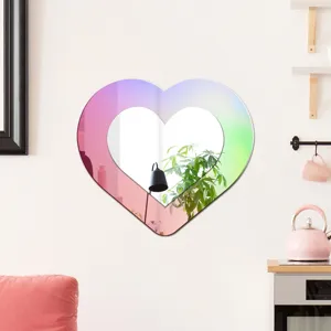Détail de miroir mural en acrylique irisé en forme de cœur, autocollant déco coloré.