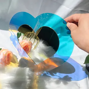 Miroir decoratif en acrylique irise en forme de coeur double couche pour decoration murale.