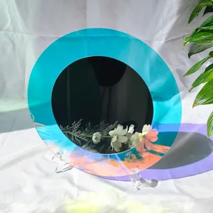 Vue détaillée de miroir rond en acrylique holographique aux reflets irisés vibrants.